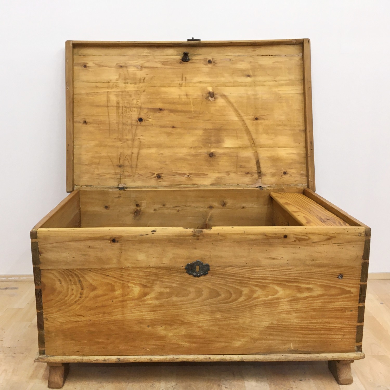 Truhe Weichholz antik