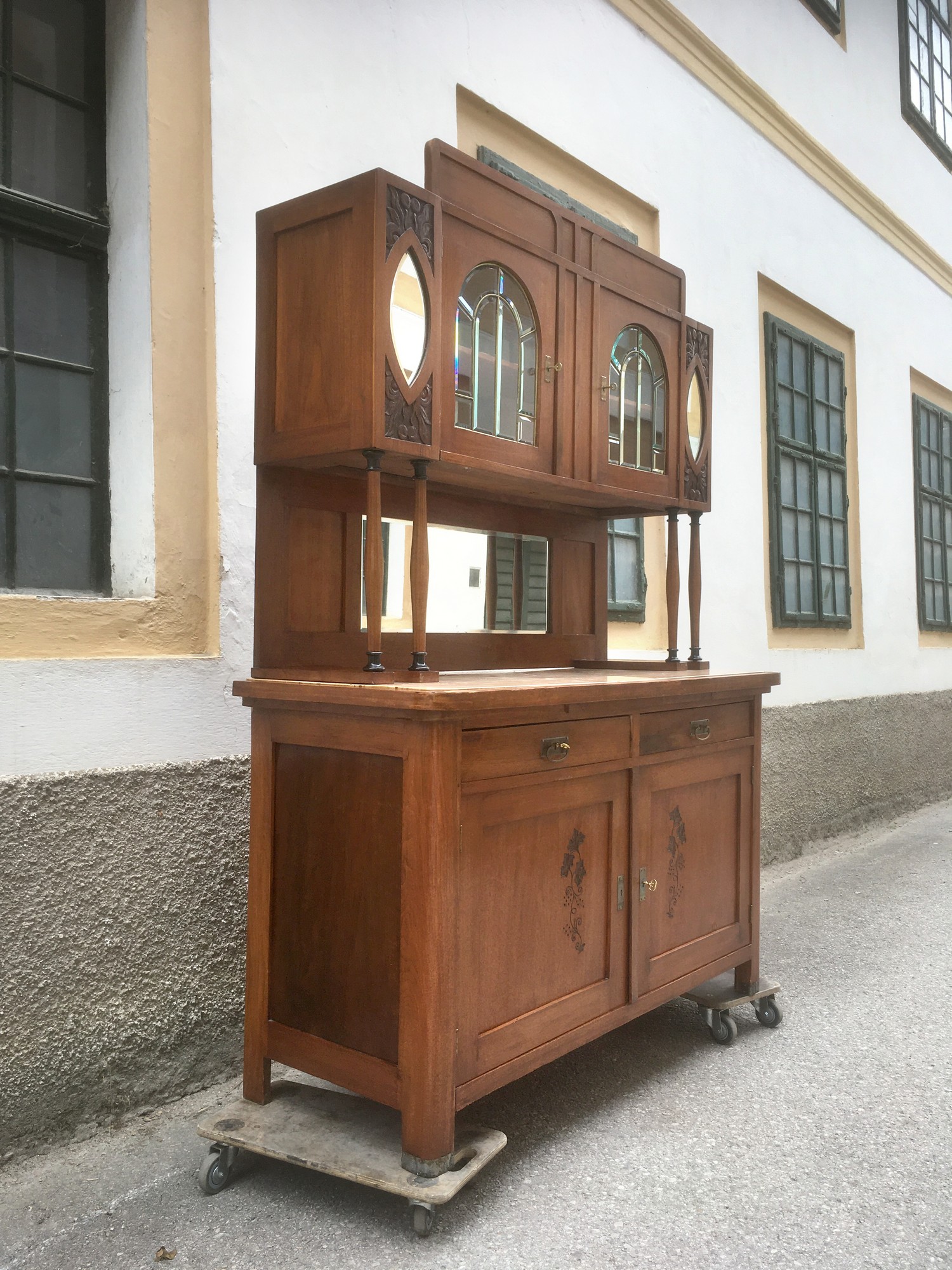 Jugendstil Schrank ArtNouveau secessionistisch Kredenz Vitrine antik Kirschen beschnitzt Jugendstil