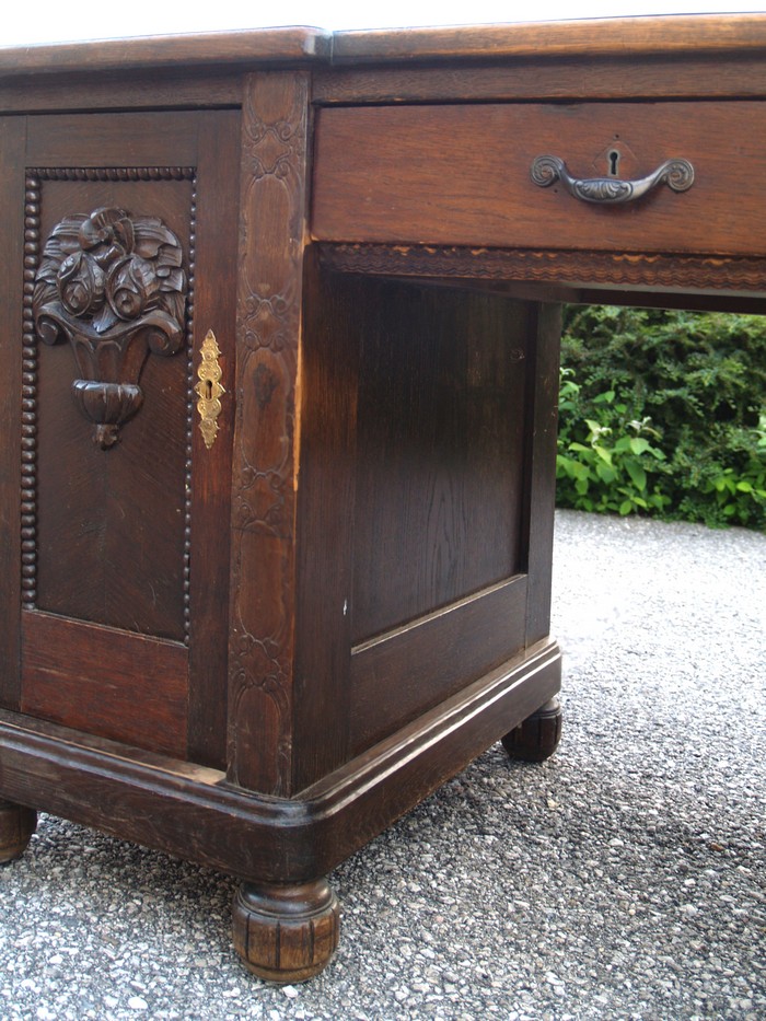 Schreibtisch beschnitzt