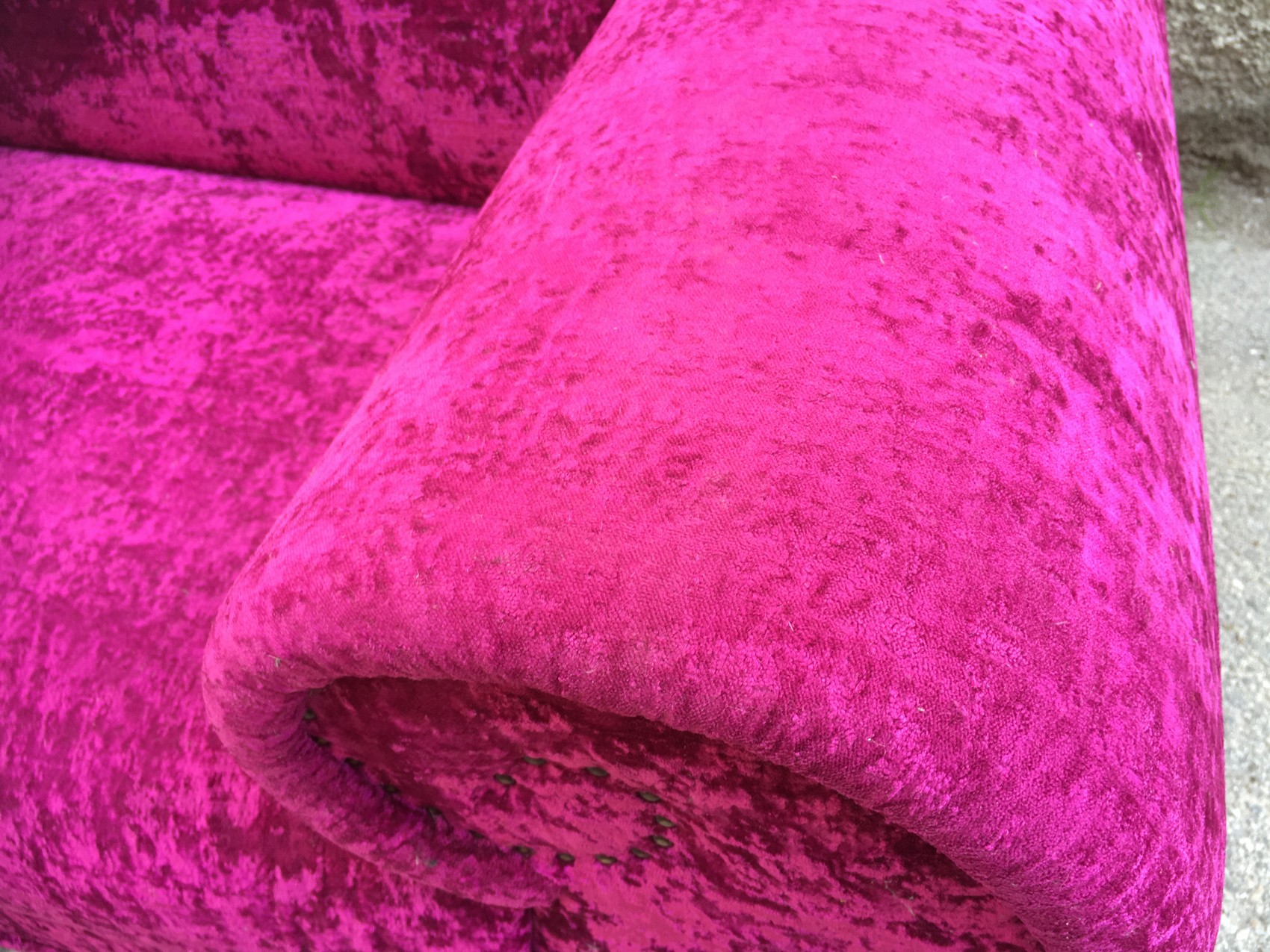 Bretz Sofa Gaudi lila Glamoursamt Rosenfüße golden