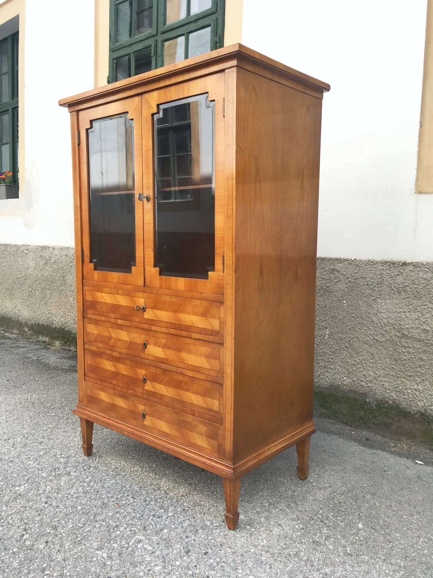 Schrank Vitrine Halbschrank mit Vitrinenteil und vier Laden antik Pfeilerschrank VertikoSchrank Vitrine Halbschrank mit Vitrinenteil und vier Laden antik Pfeilerschrank Vertiko