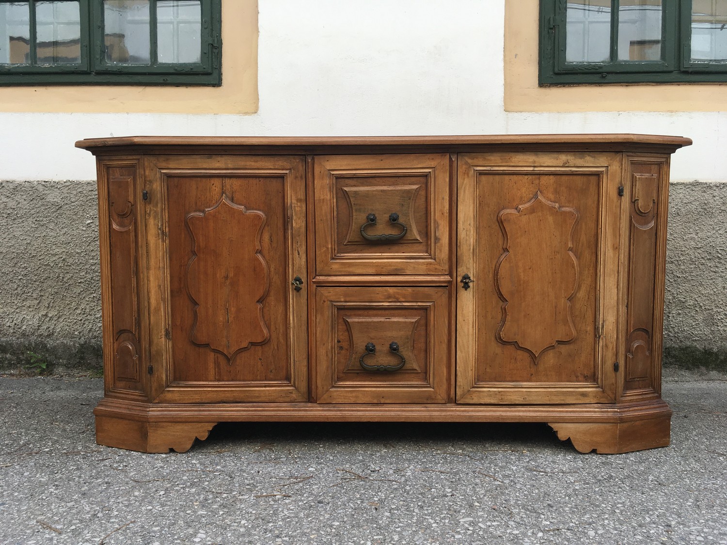 Kommode Sideboard Anrichte Antikstil Altholz stattliches Möbel im Ritterstil