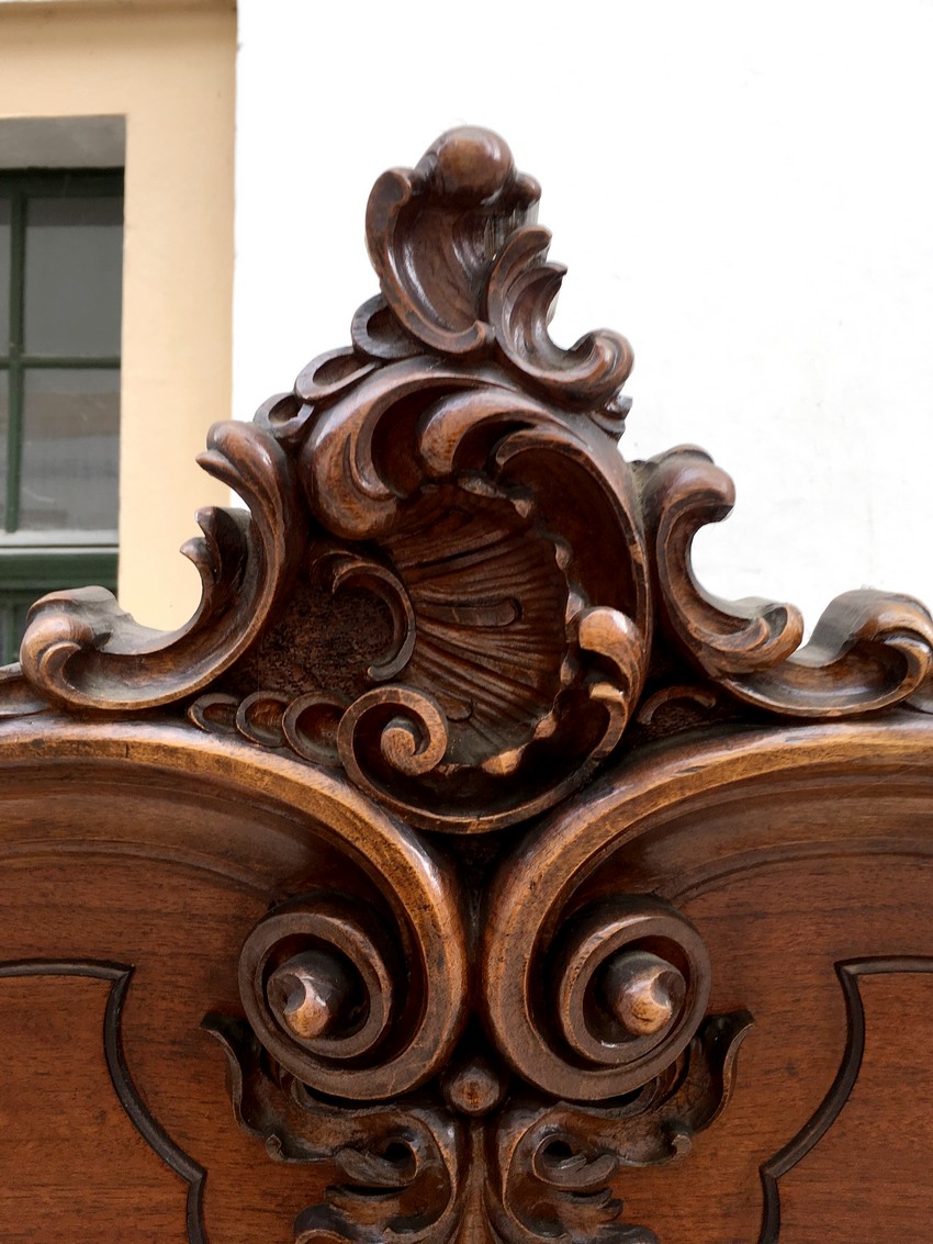 Historismus Kleiderschrank antik beschnitzt Nussholzfurnier Pfeifenbarock