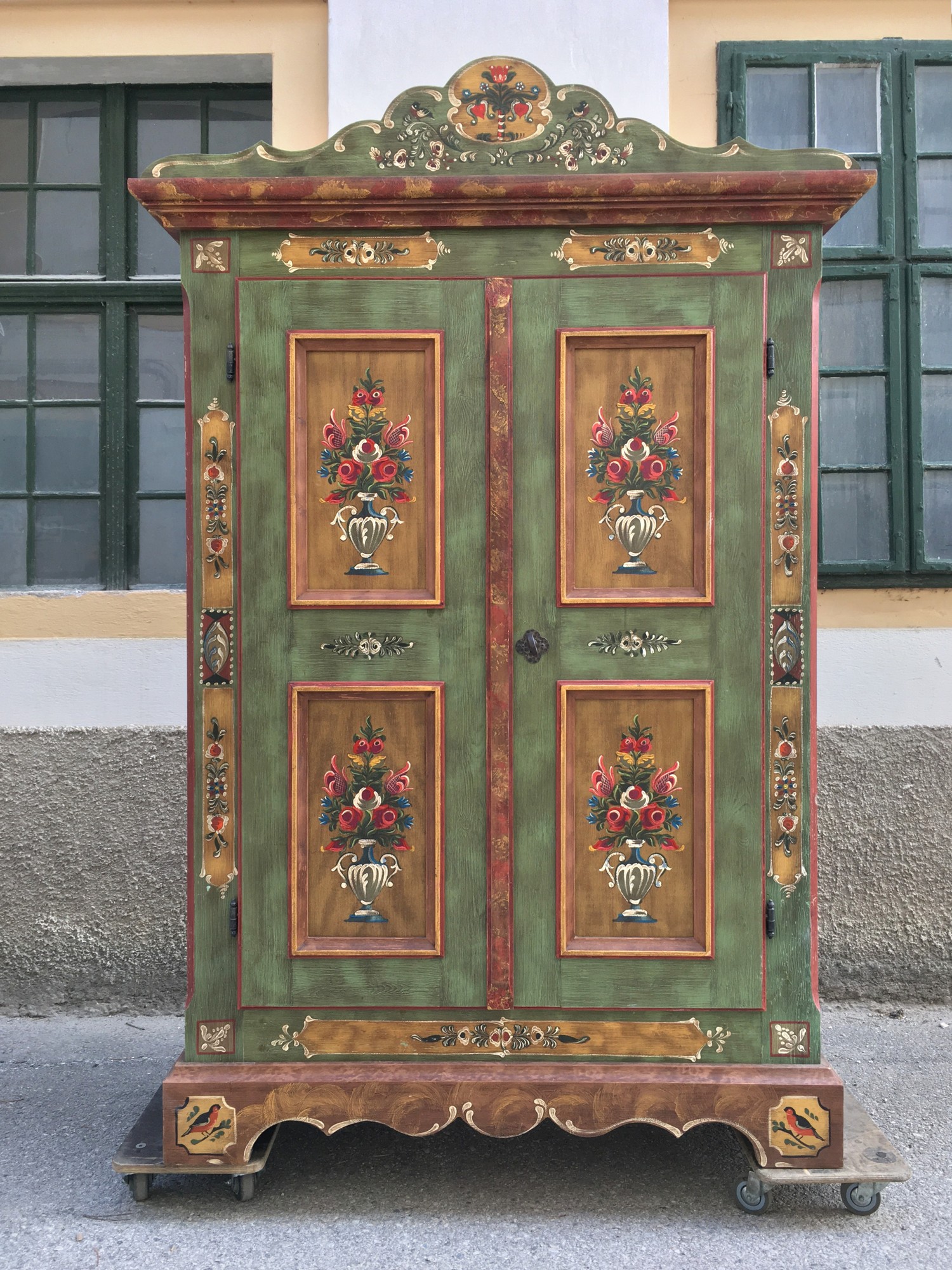 Bauernschrank Voglauer grün bemalt Anno 1808 Dielenschrank Landhausstil Möbel