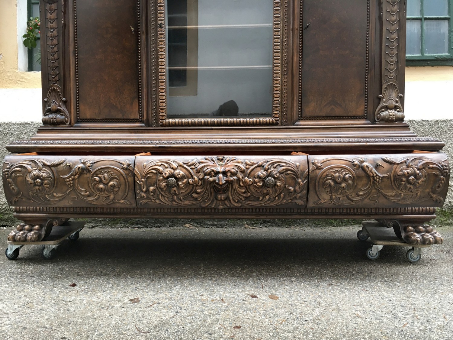 Bücherschrank antik Neorenaissance Schrank Fratzen und Löwentatzen Fabelwesen Antiquität Barock Satyr Faun Köpfe beschnitzt Löwentatzen