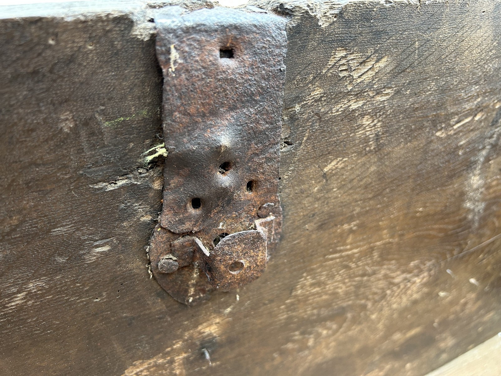 Antike Truhe Eiche massiv 18. Jhdt Eisenbeschläge