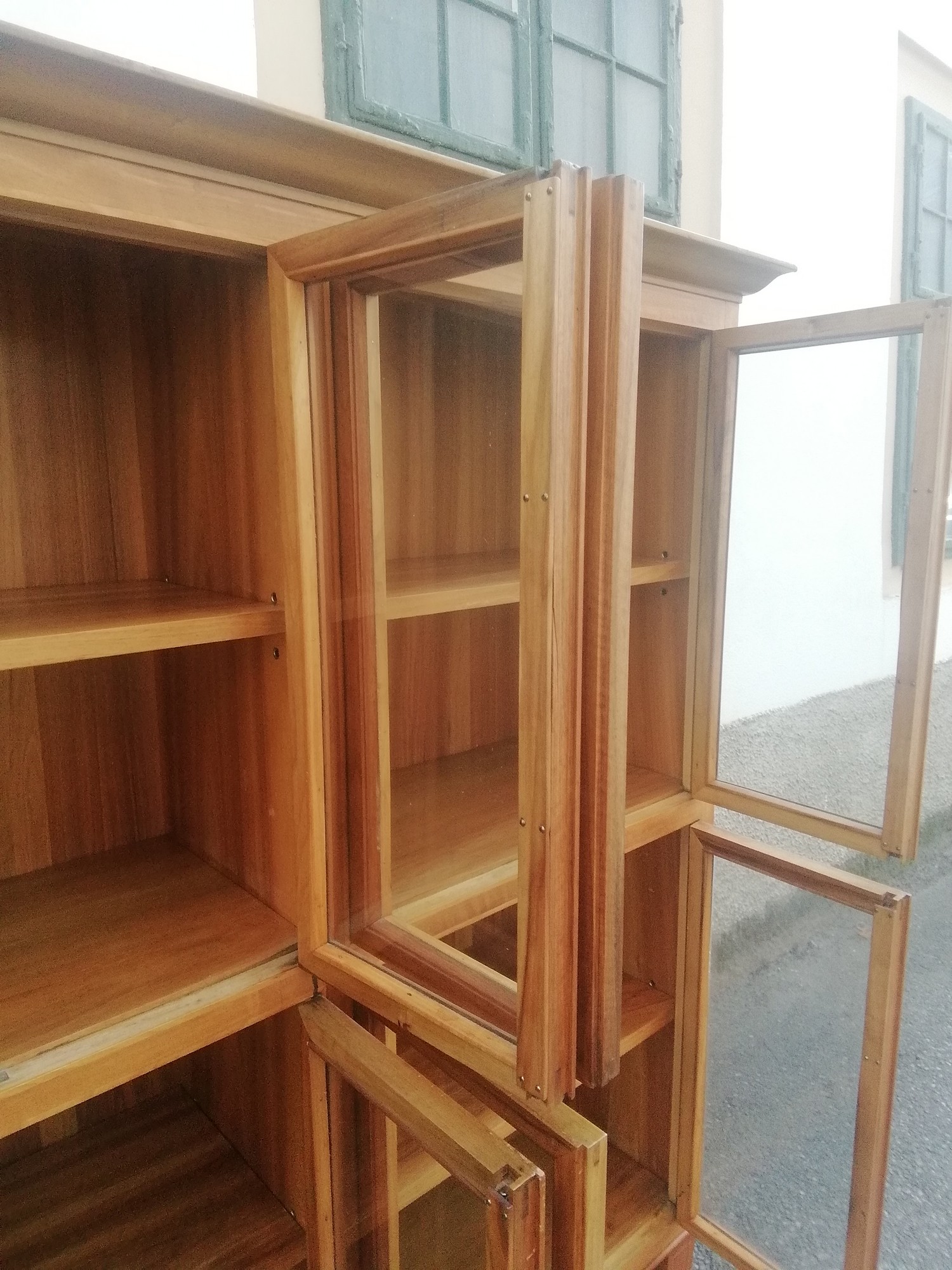 Vitrine hochwertiger Schrank schlichte Fertigung Bücherschrank Geschirrschrank Geschirrvitrine Skandi Danish Design Möbel