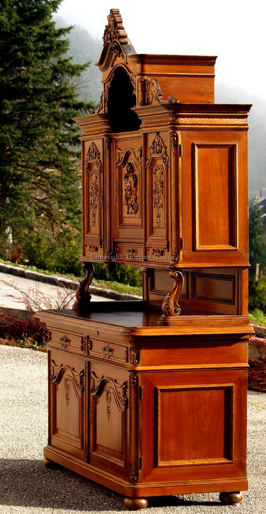 Antiquität Möbel groß Schrank antik große Kredenz Möbel mit Fratzen Satyr um 1870
