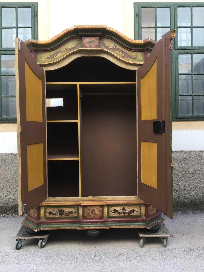 Bauernschrank Antikstil grün rot Dielenschrank bemalt