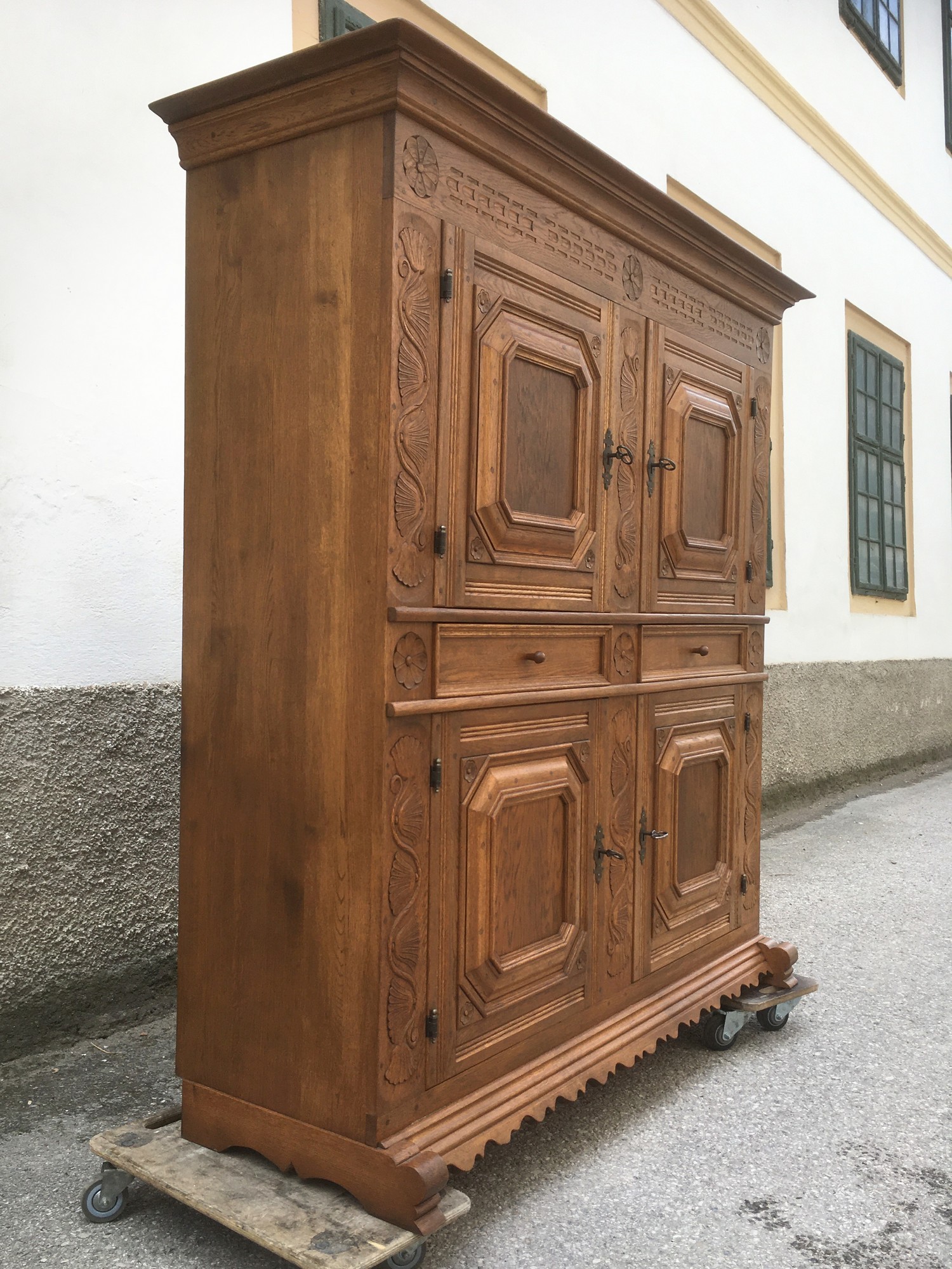 Schrank Eiche massiv Bauernschrank Jagdstube beschnitzt Vintage Vollholz Dielenschrank