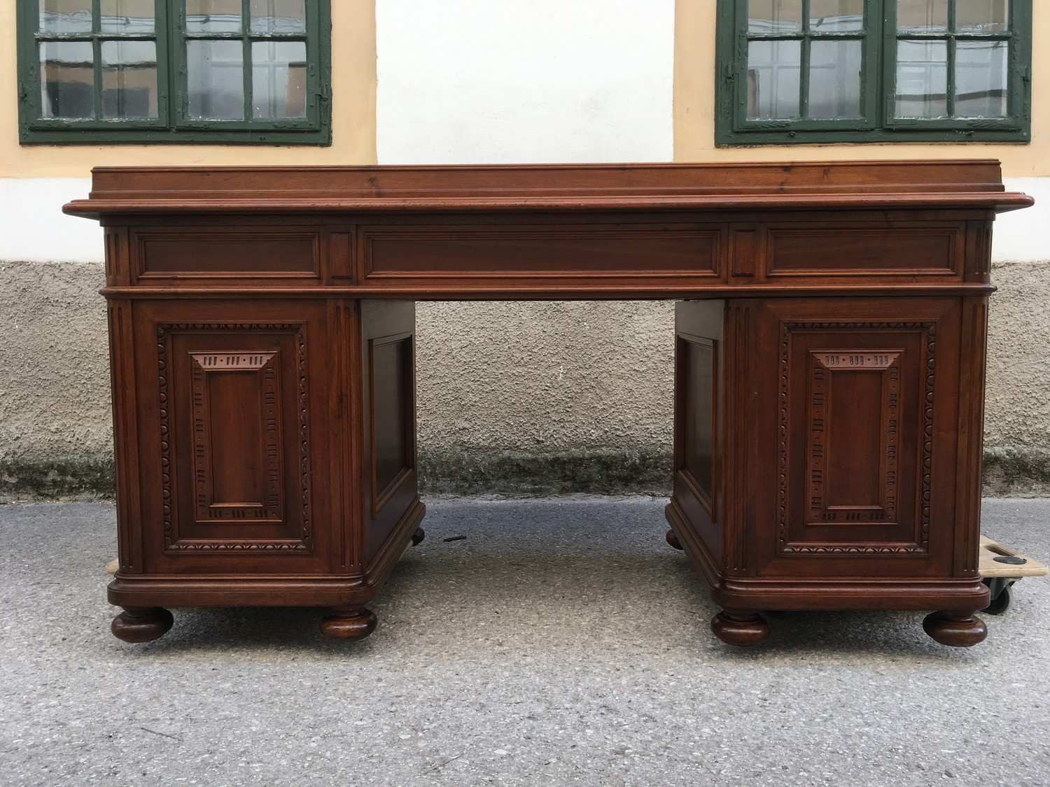 Schreibtisch Historismus antik restauriert groß Freisteher Herrenschreibtisch