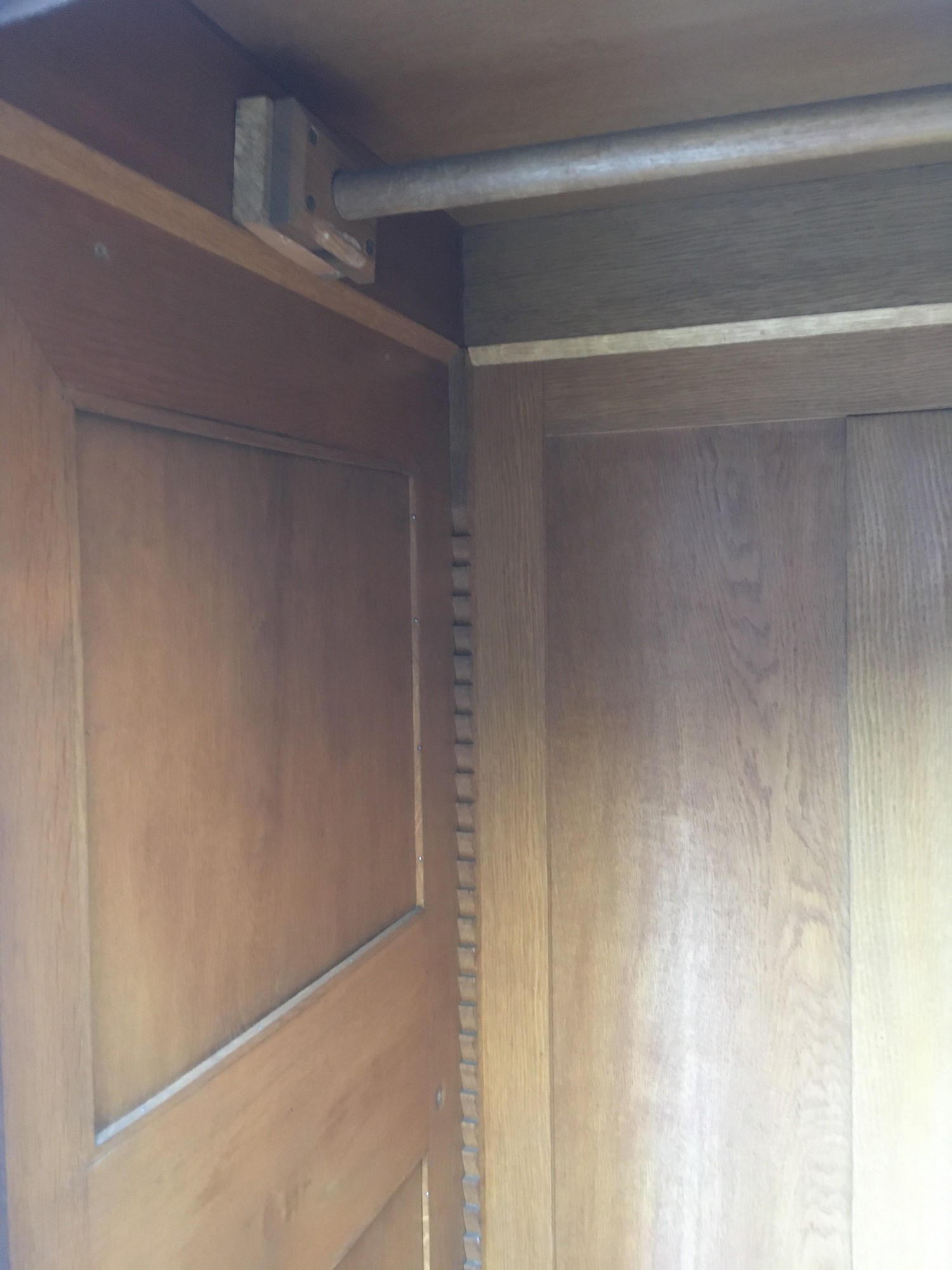 Schrank antik beschnitzt Lisenen Historismus Dielenschrank Garderobe massiv Nussholz