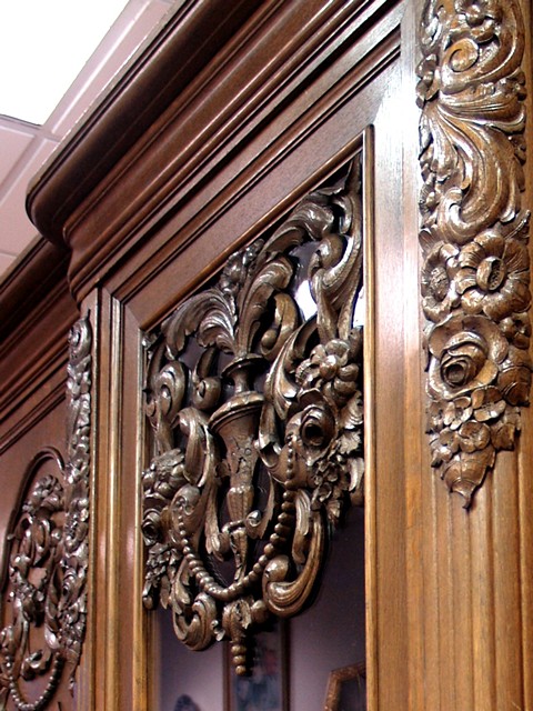 antiker Bücherschrank geschnitzt