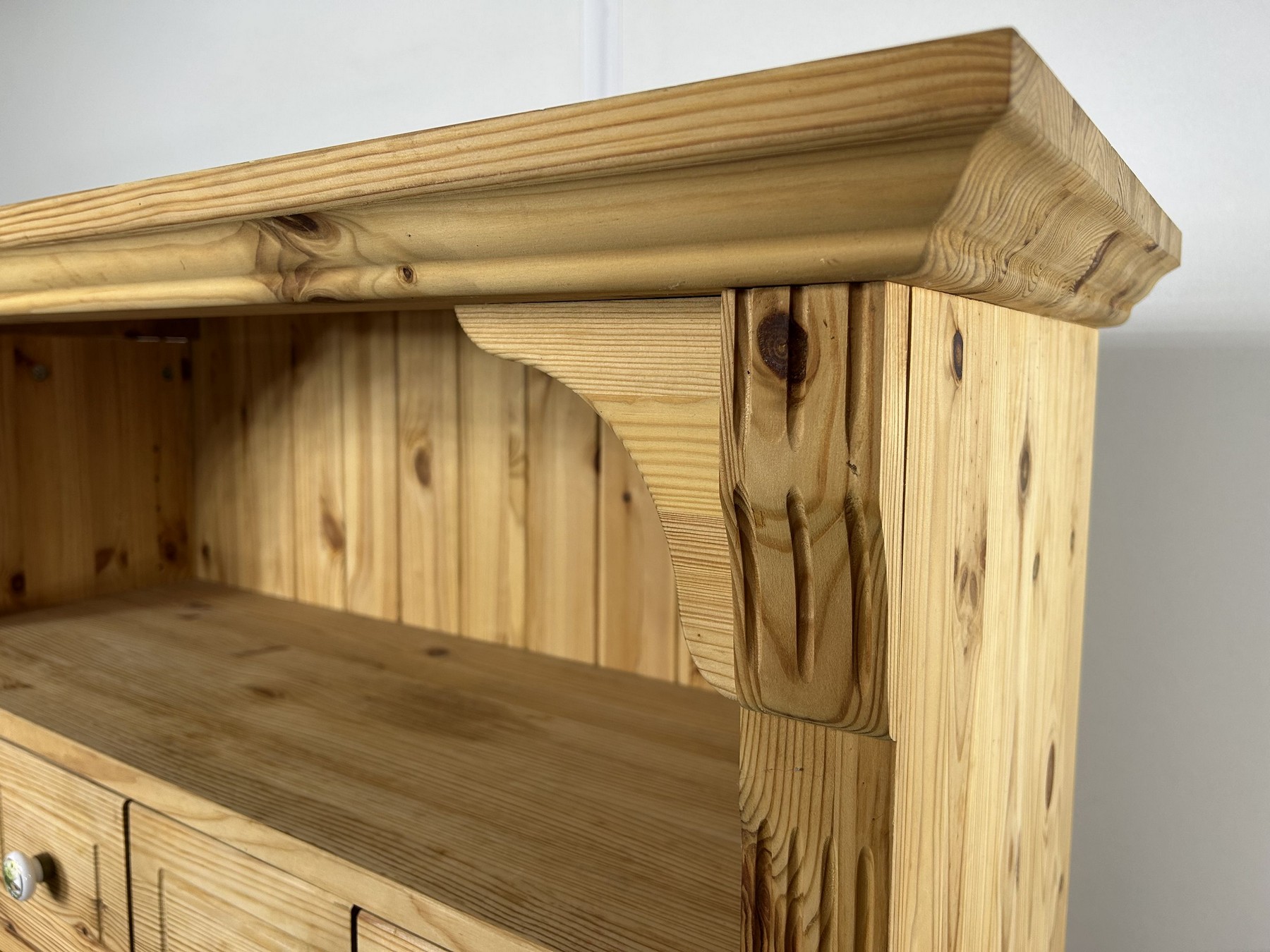 Weichholzschrank Landhaus offene Galerie Detail