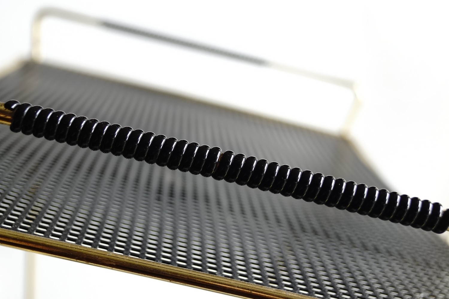 Beistelltisch Retro Metall Midcentury Zeitungstisch noir Industrialdesign