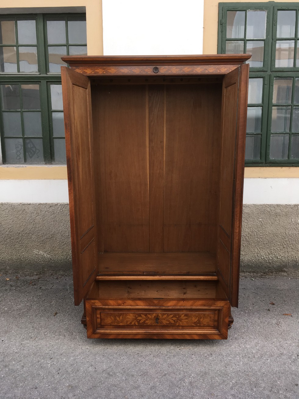 Garderobe Dielen Schrank antik Nussholz Intarsien