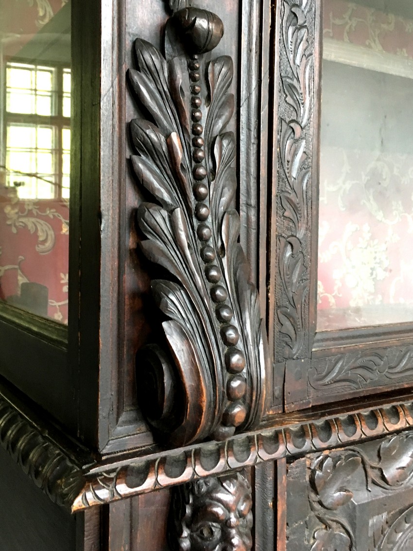 Schrank antik beschnitzt