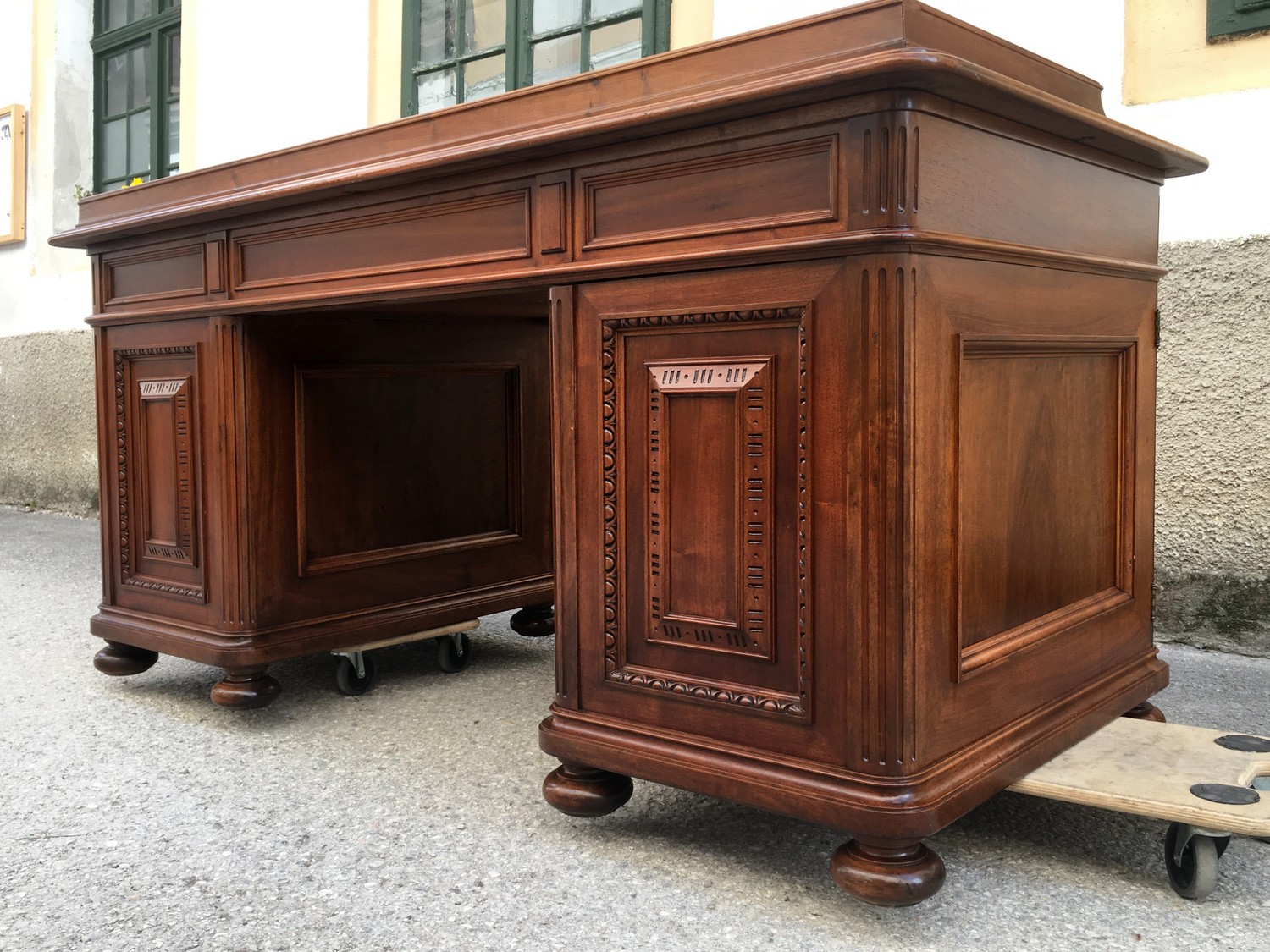 Schreibtisch Historismus antik restauriert groß Freisteher Herrenschreibtisch