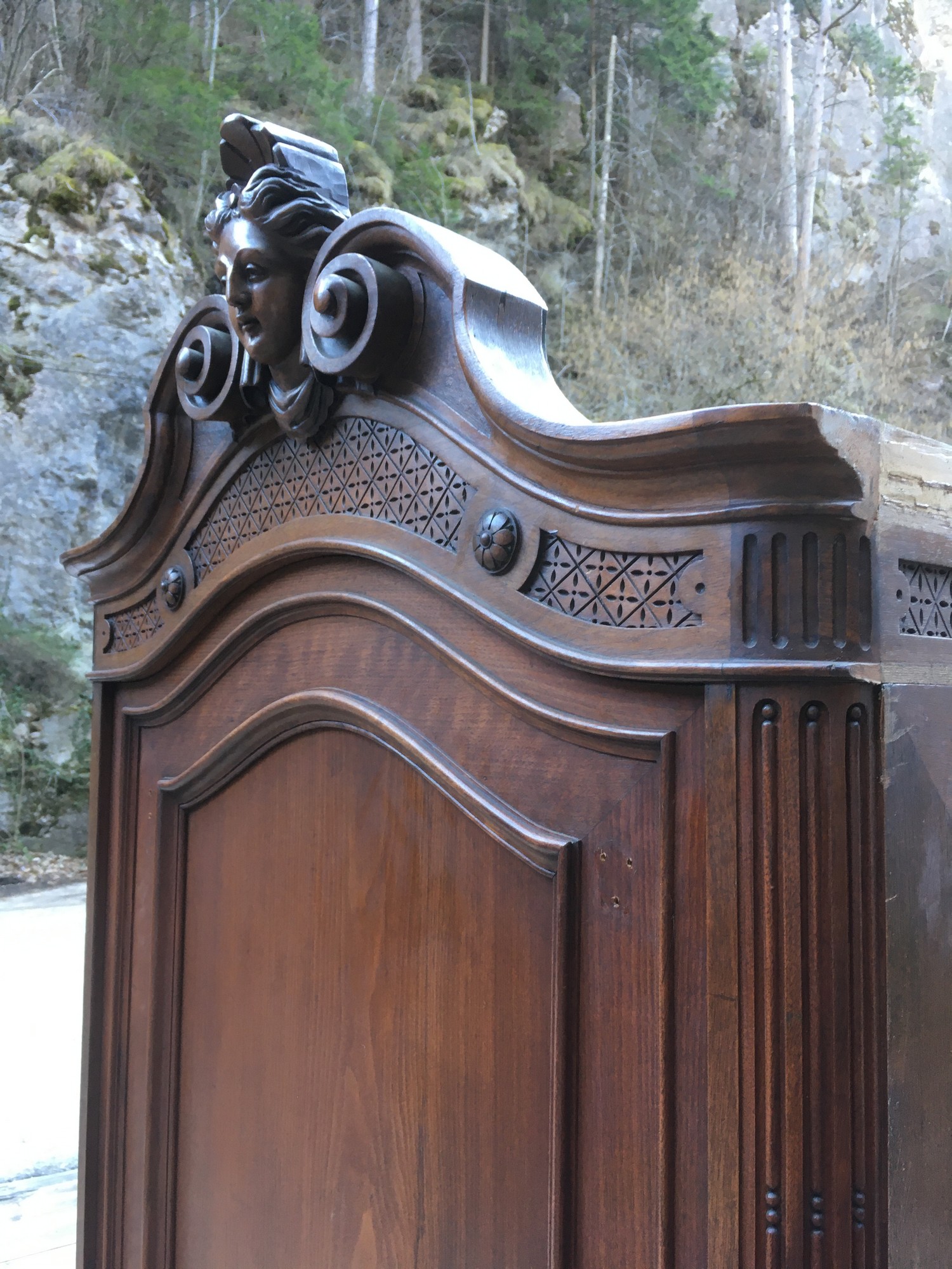 Schrank antik Pfeifenbarock beschnitzt Köpfe Engel Sakraler Dielenschrank