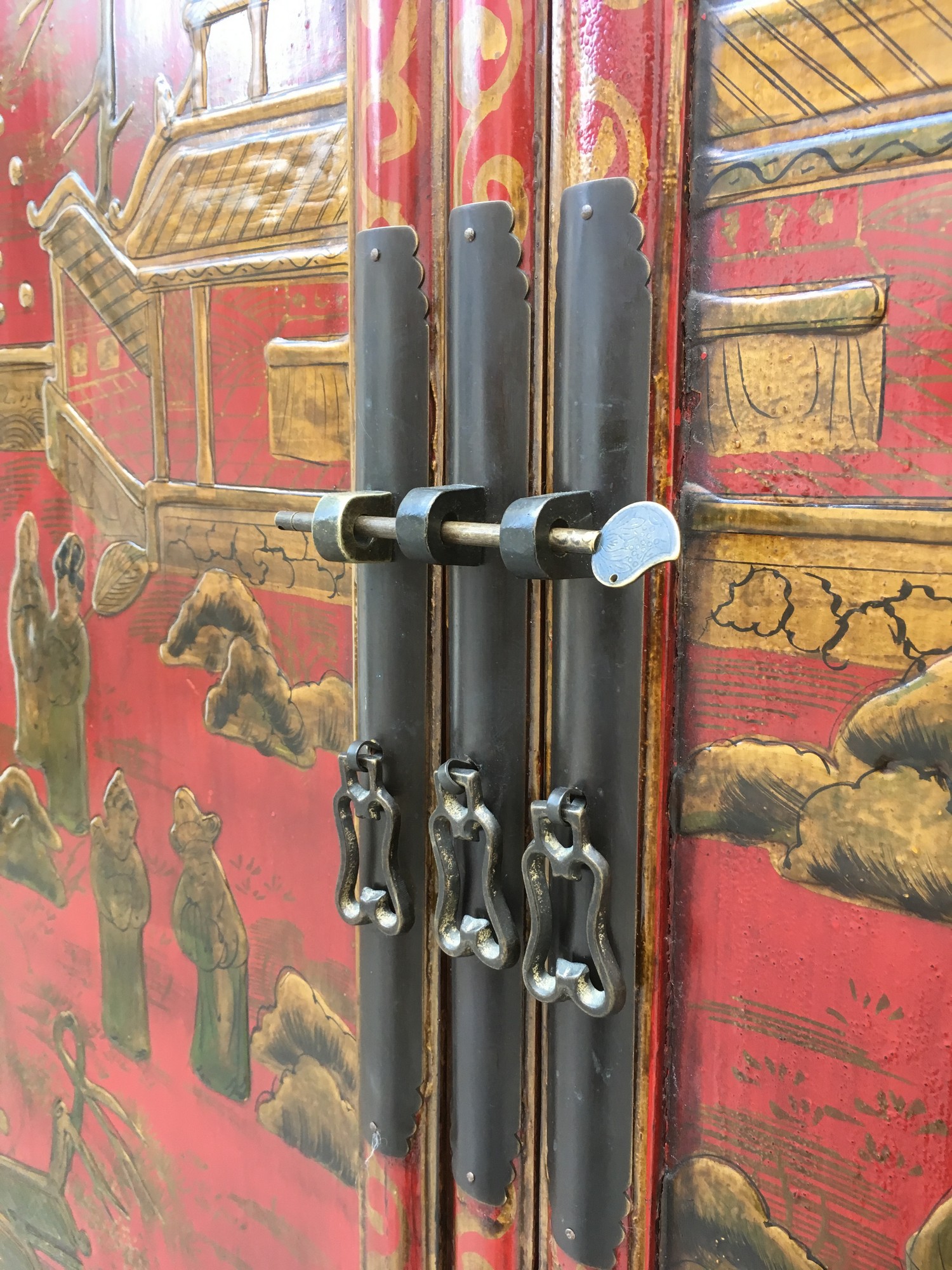 Hochzeitsschrank China rot gold Mönch