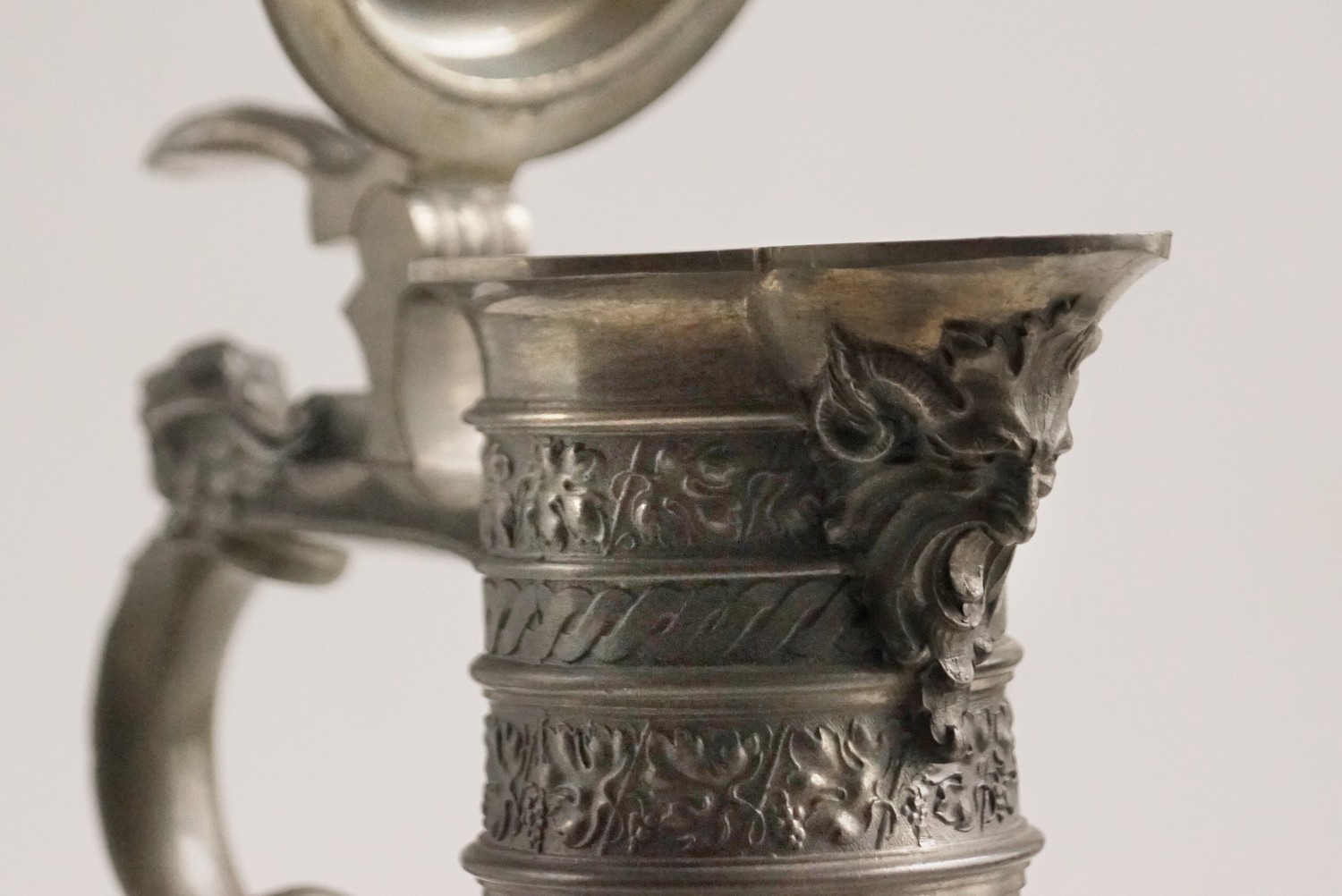 Dekanter Weinblätter Satyr Fratze antik Glas mundgeblasen Karaffe