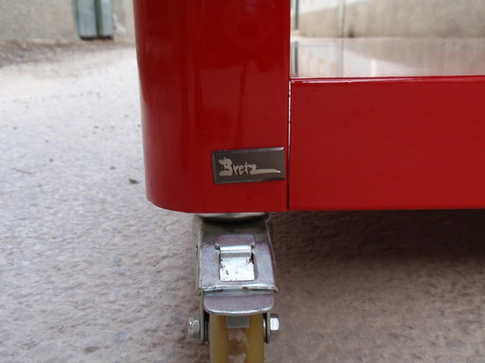 Bretz Couchtisch rot Metallmöbel Desgnklassiker Sofatisch Rollenfüße Ral farbe Retro Design