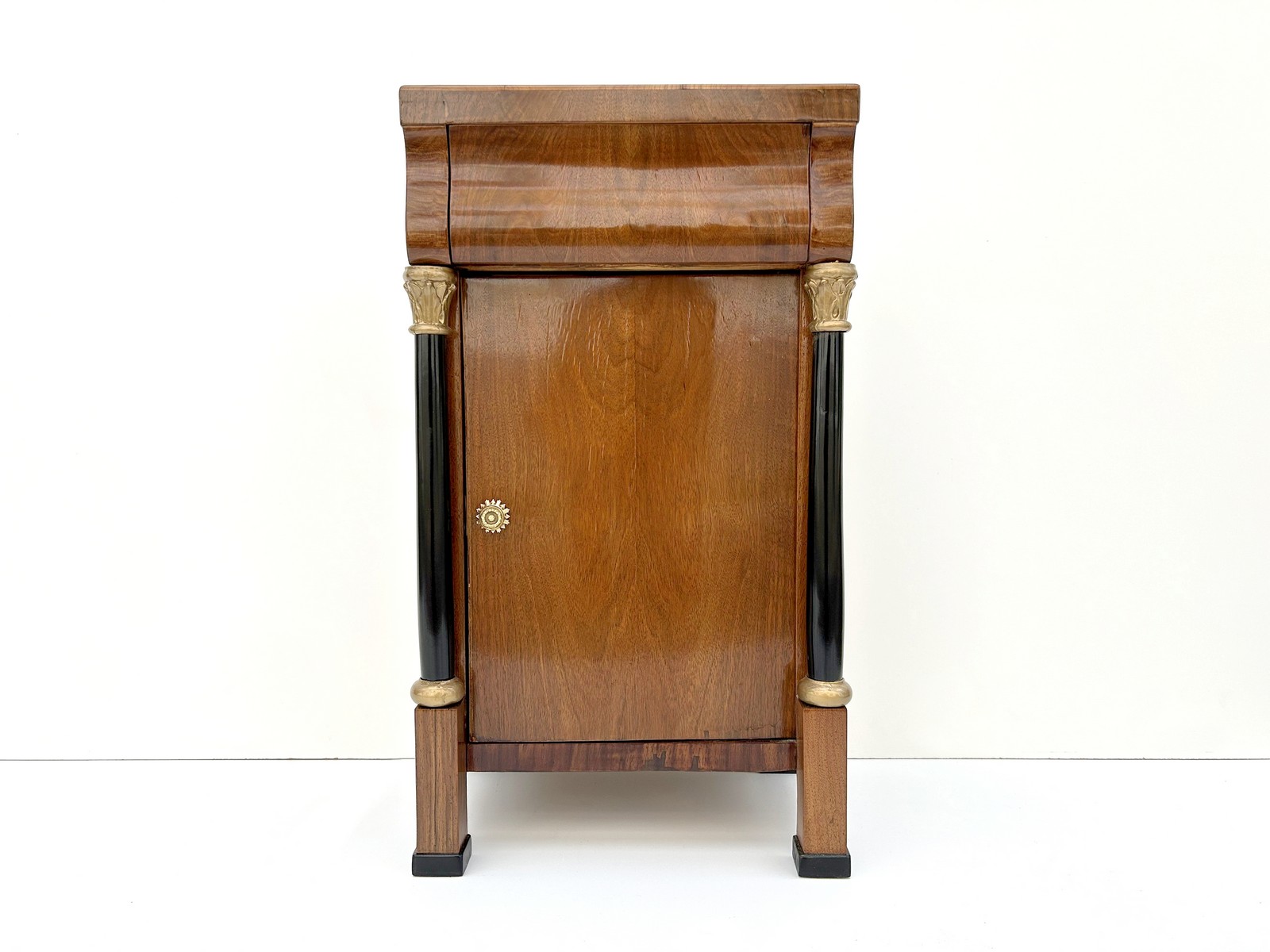 Biedermeier Kommode Nachtschrank Nuss 1820 antik Möbel antike Möbel Biedermeier Kommode Nuss restauriert shipping USA worldwide Filmrequisitemöbel
