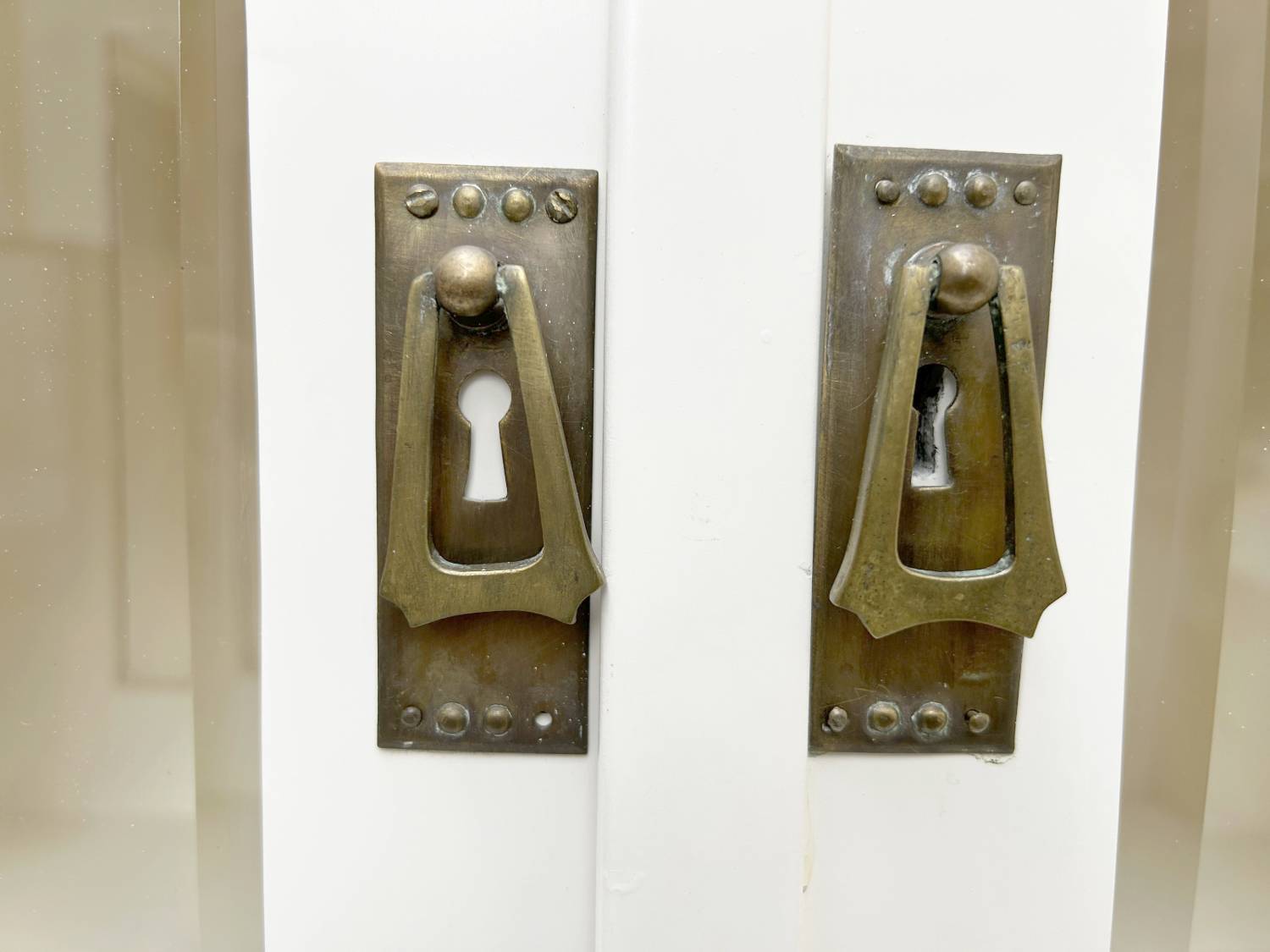 Jugendstil Vitrinenschrank antik weiß