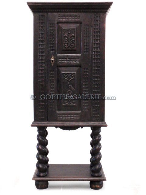 Säulenschrank antik antiker Säulenschrank beschnitzt Pfeilerkasten gedrehte Vollsäulen Rittermöbel Renaissance Barock 17.Jahrhundert Gotik Romanik Rittermöbel Ritterstil