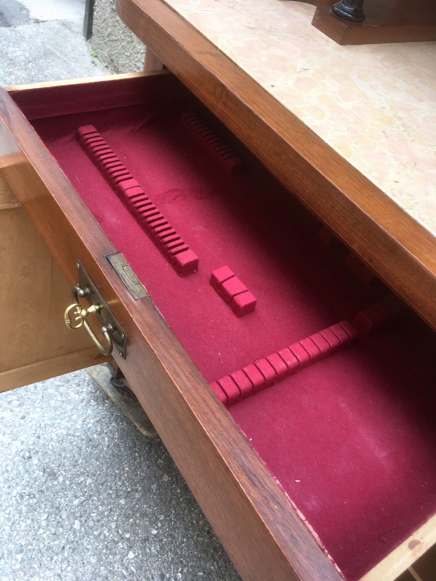 Jugendstil Schrank ArtNouveau secessionistisch Kredenz Vitrine antik Kirschen beschnitzt Jugendstil