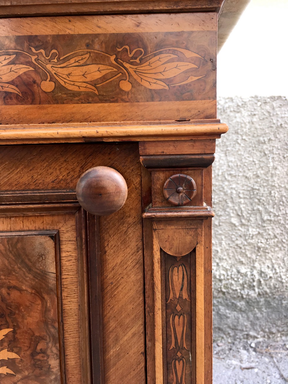 Nachtschrank antik Marmor Nuss Intarsien