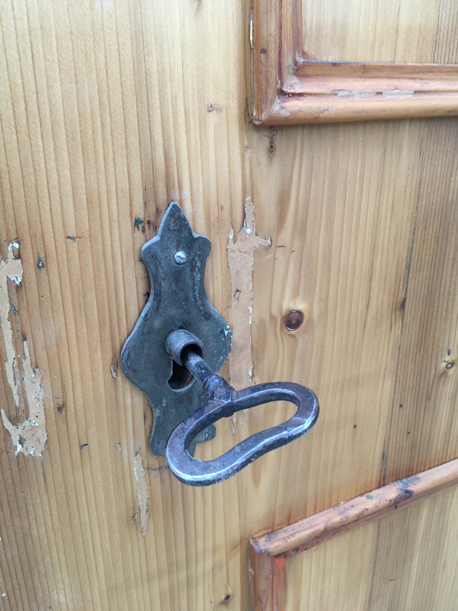 Antiker Schrank Altholz Schmiedeeisen Kastenschloss Antiquität Bauernmöbel Bauernschrank