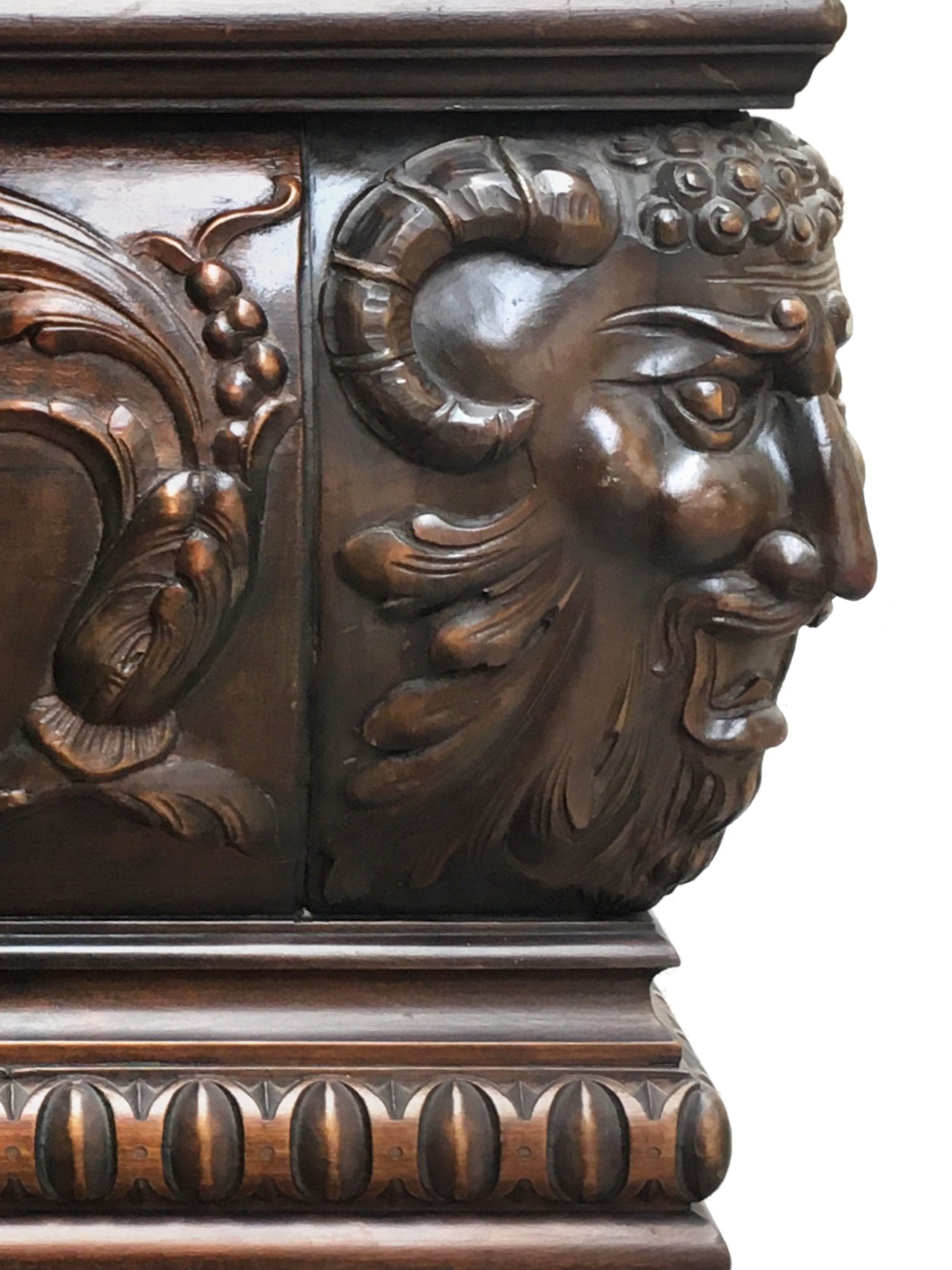 Bücherschrank antik Neorenaissance Schrank Fratzen und Löwentatzen Fabelwesen Antiquität