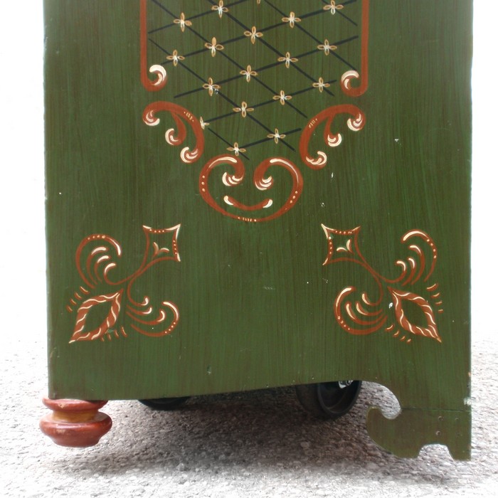 Bauernschrank antik grün Tiere