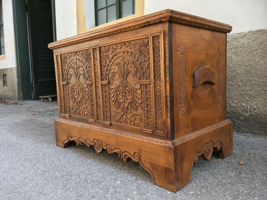 Truhe Weichholz geschnitzt