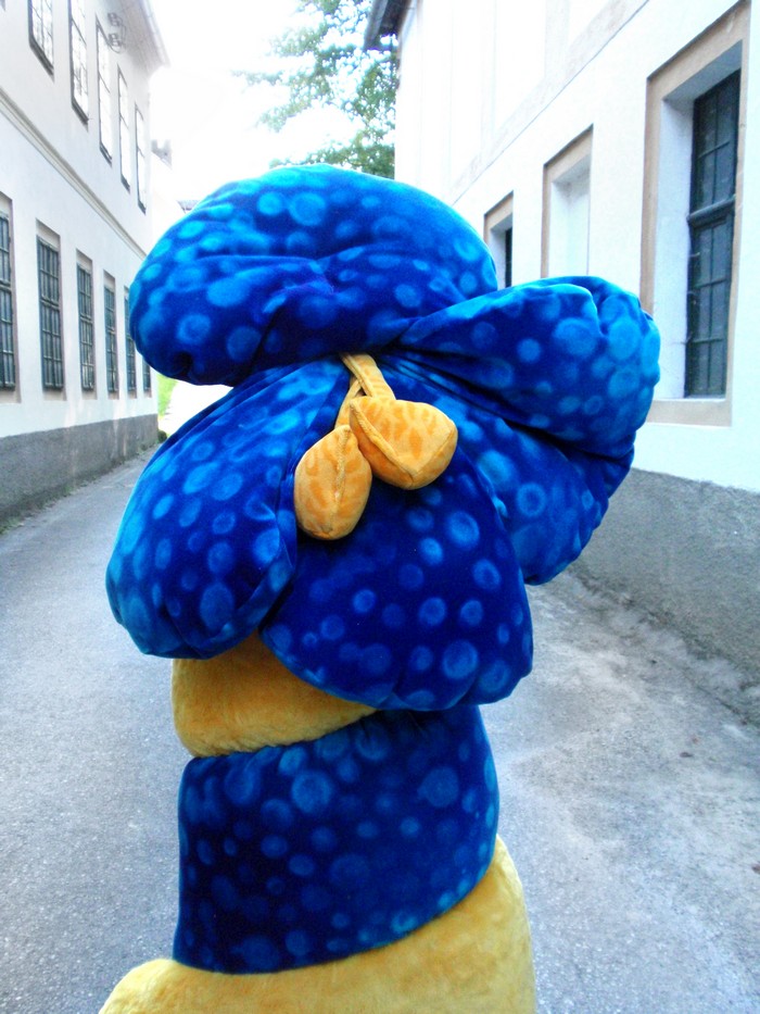 Bretz Aitutaki Doppelbett Blumen blau gelb Designklassiker