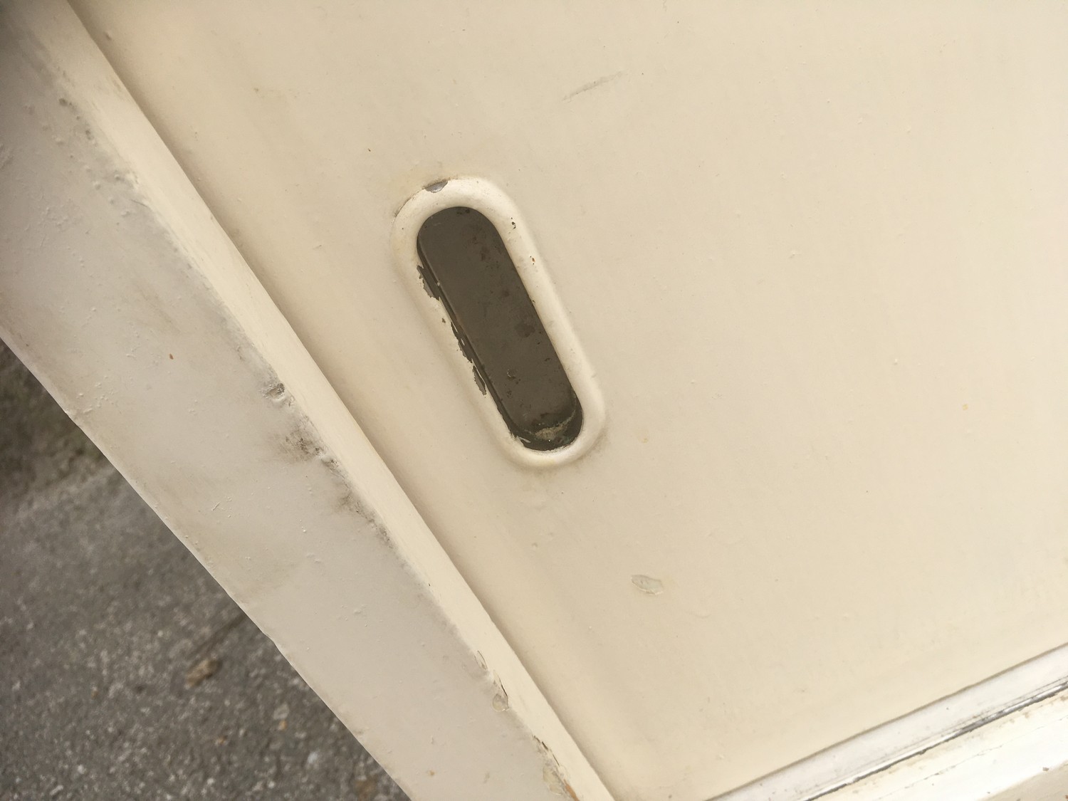 Kommode Vintage weiß Vollholz antik Omas Küchenschrank 30er-/40er-Jahre Schiebetüren Laden