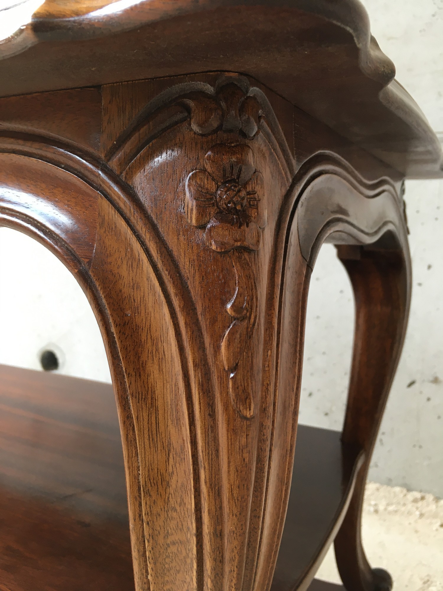 Fernsehtisch Antikstil