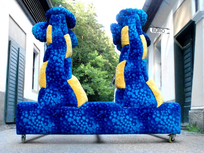 Aitutaki Bretz Aitutaki Doppelbett Blumen blau gelb Designklassiker