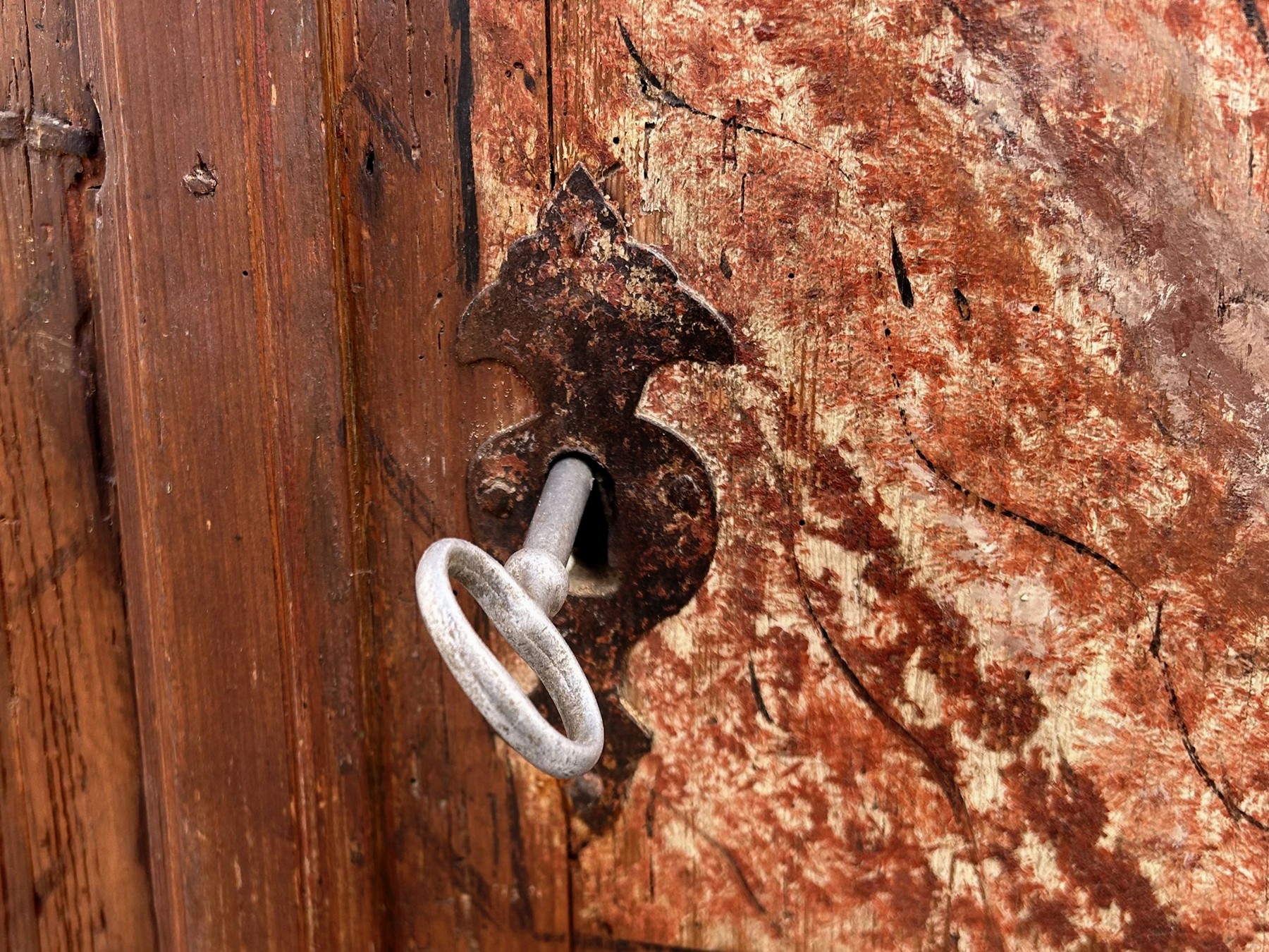 Kleiderschrank bemalt