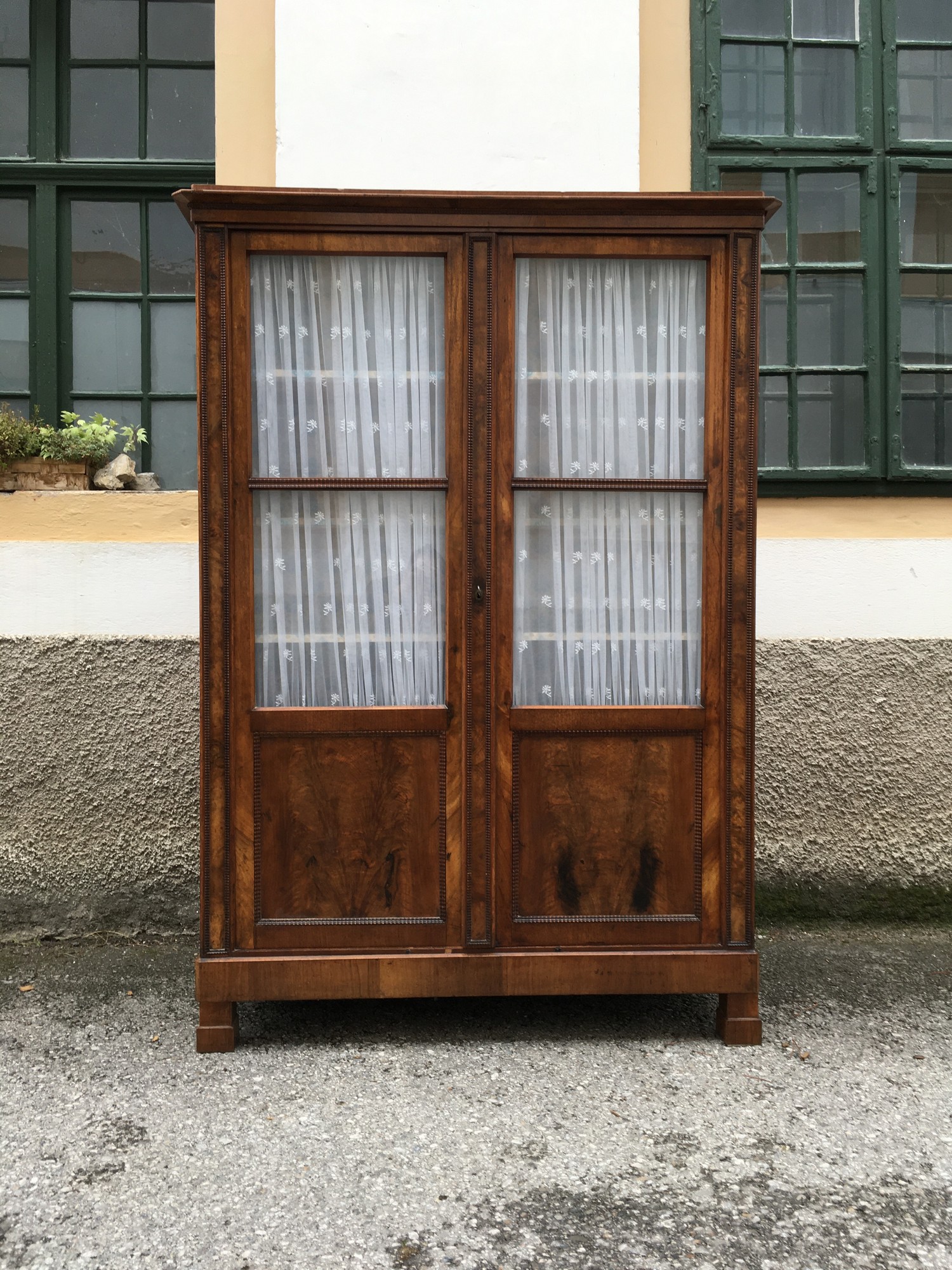 Bücherschrank Vitrinenschrank antik Schrank Biedermeier Nussholzfurnier