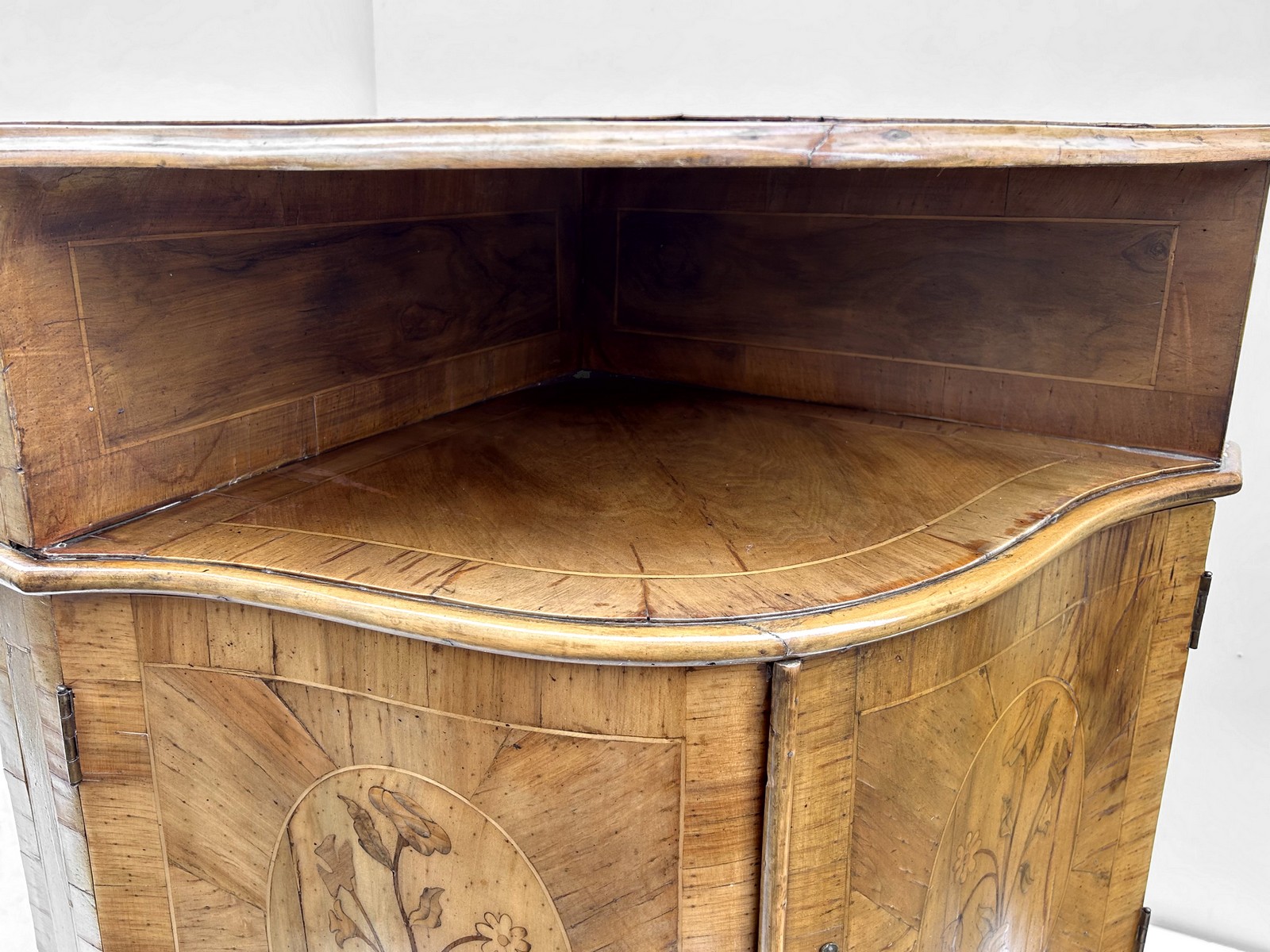 Antike Eckkommode Barockstil florale Intarsien Barschrank