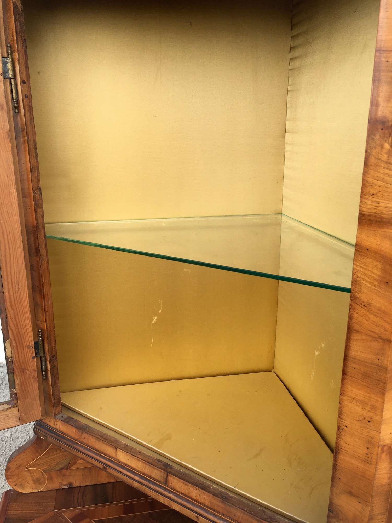 Vitrine Eckvitrine Eckschrank Barockstil Antik Nussholzfurnier Intarsien Edelteil