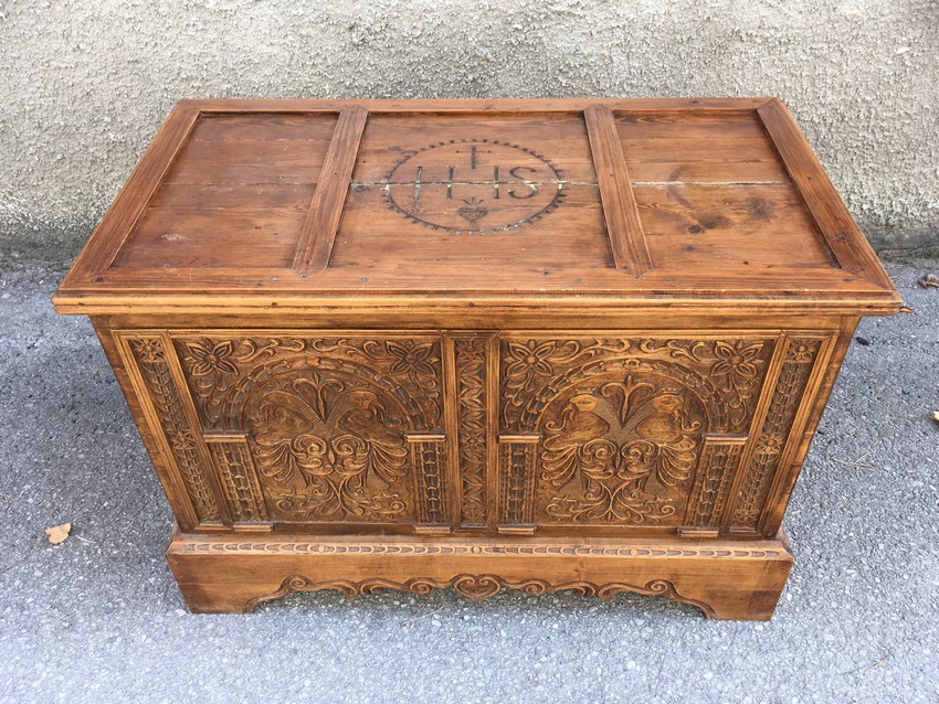 IHS Monogramm beschnitzt