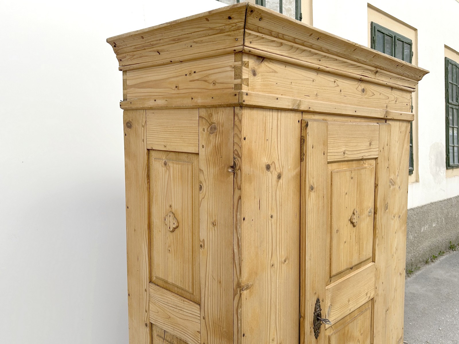 Schrank antiker Bauernschrank Almhütte Ferienwohnung Möbel