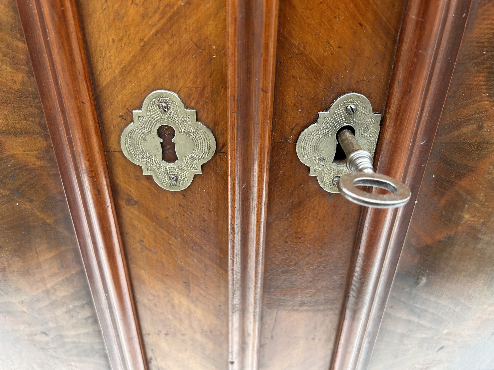 Spätbiedermeier Vertiko Halbschrank ca. 1860 mit Aufsatz antik