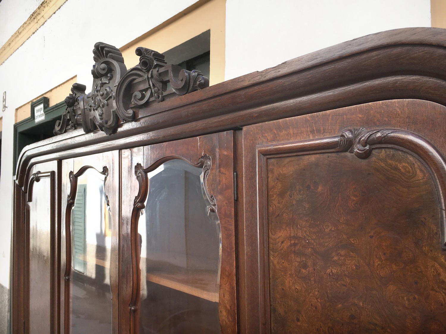 Vitrinenschrank Bücherschrank Antiquität antik Möbel Satyr Fratze Faun Ziegenfüße Möbel Neobarock