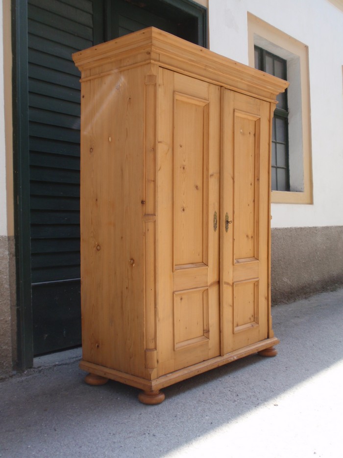 Weichholzschrank antik