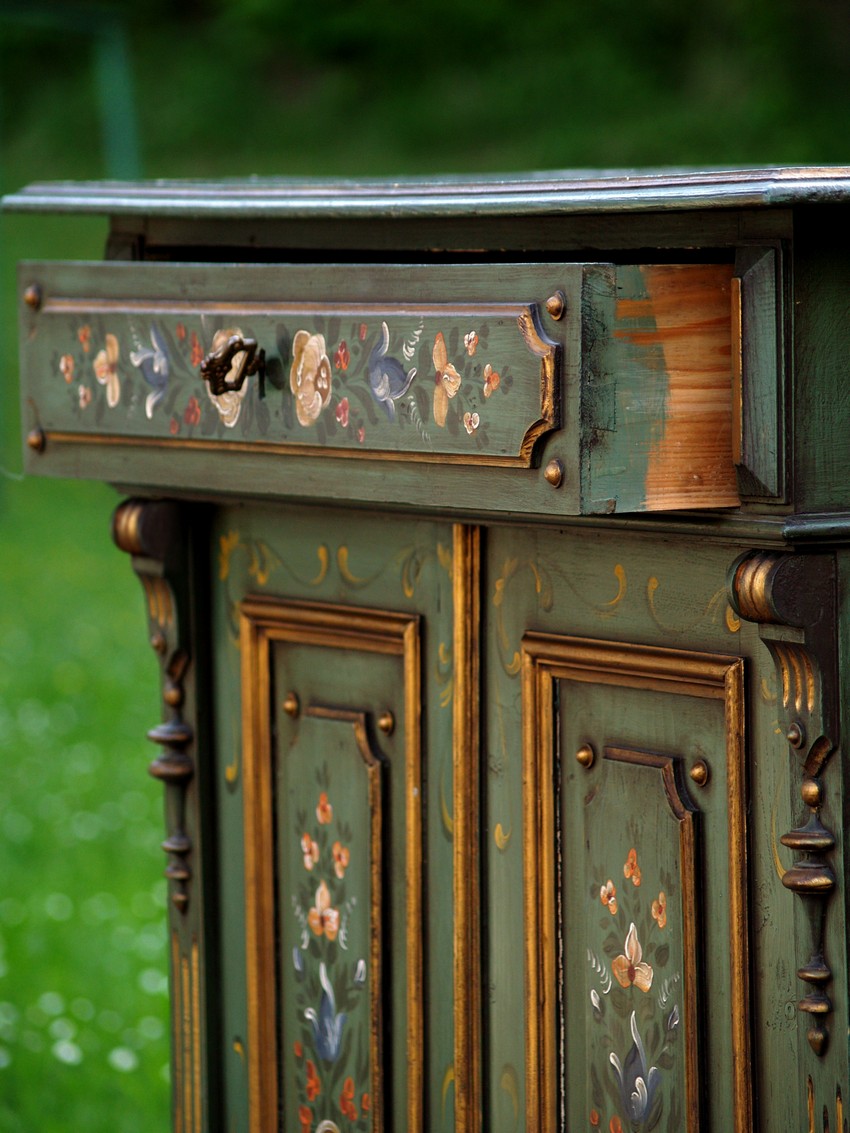 Bauernschrank Antiquität Schrank bemalt grün gold Vollholz