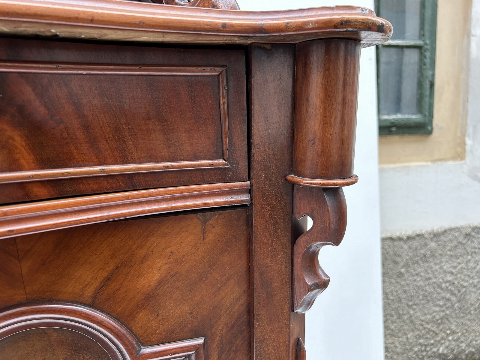 Antiker Schrank Halbschrank Antiquität altdeutsch Nussholzfurnier Wohnzimmerschrank
